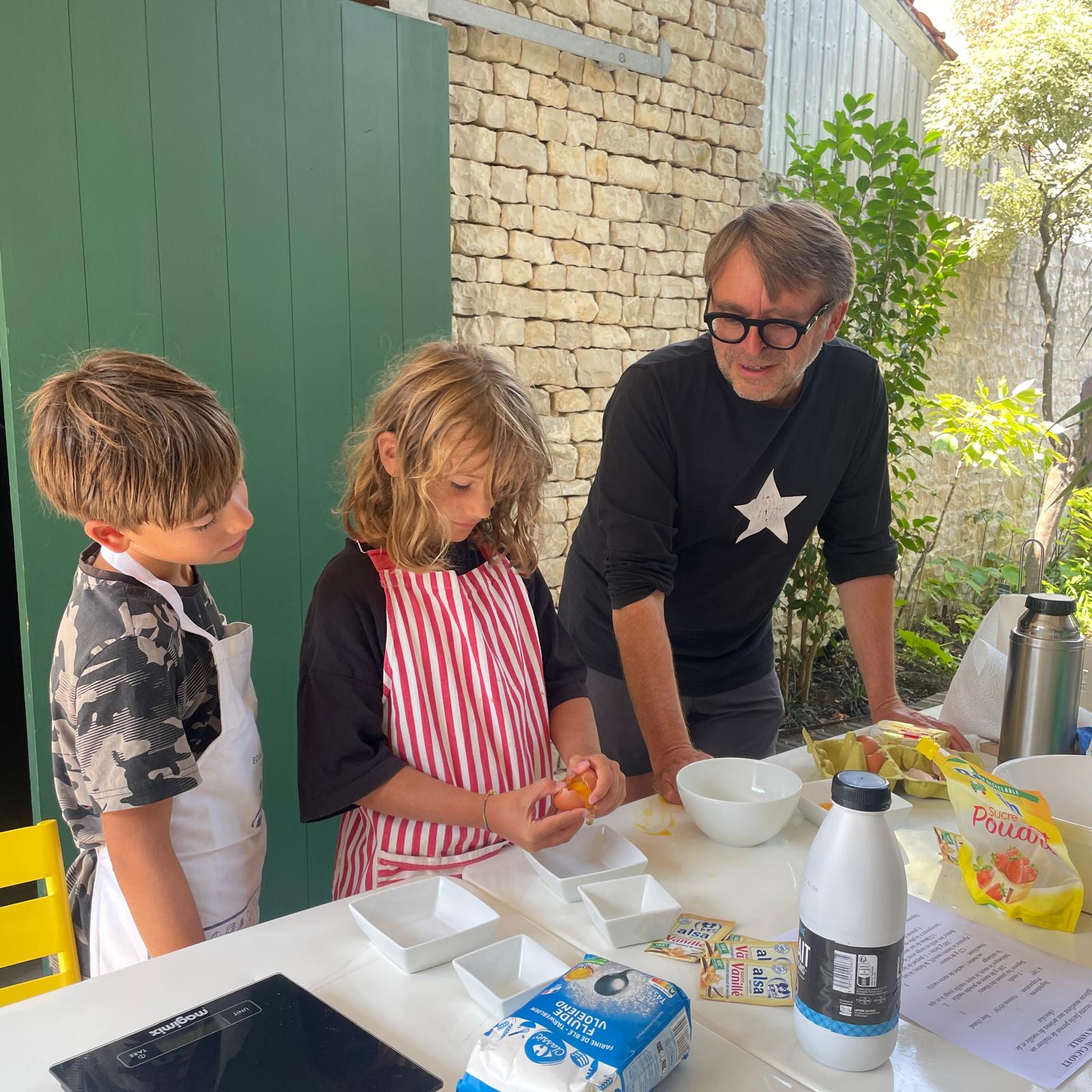 Enfants participant à l'atelier de cuisine