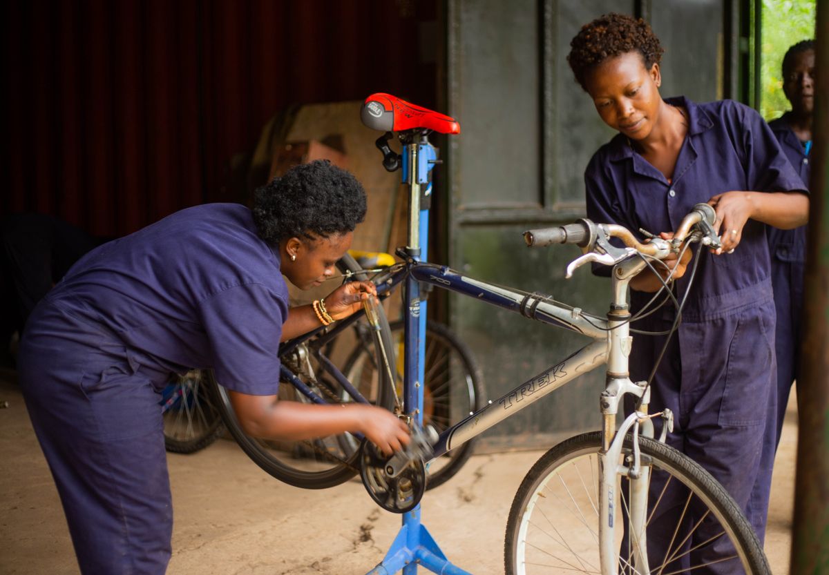 Réparation de vélo en atelier